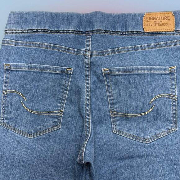 SIGNATURE by LEVI’S Women’s 4 PULL ON CAPRI Blue Jeans - Picture 3 of 4